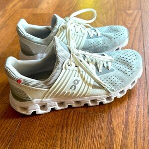 Woman’s cloudswift sneaker. Size 7.